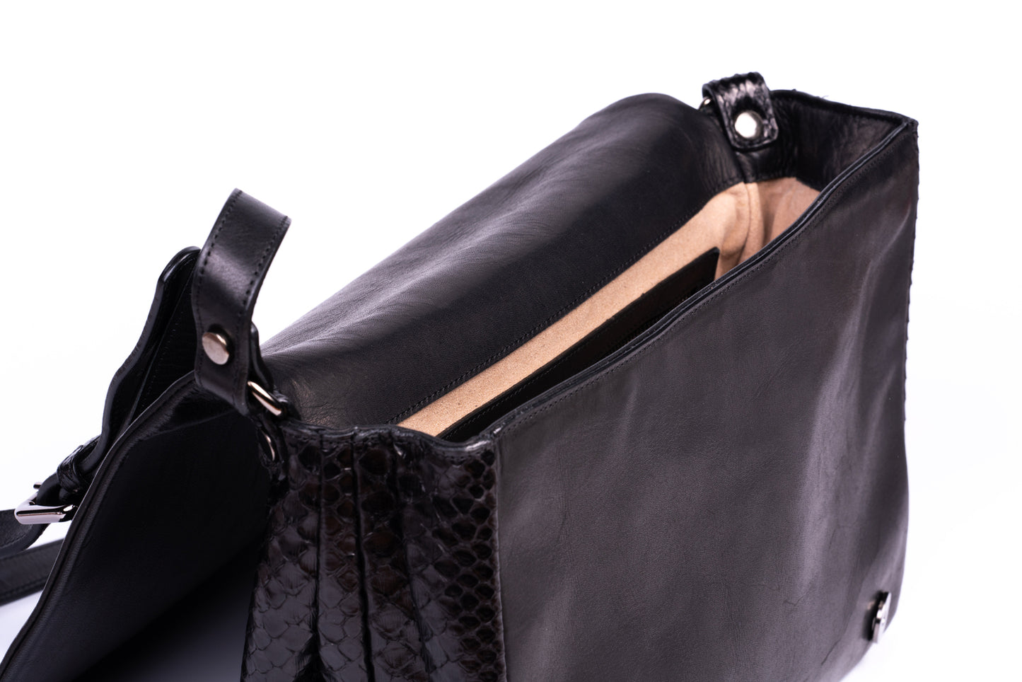Bag Iris Black, shoulder strap with side bellows